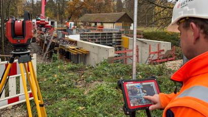 Bild: Petra Hartl
Fundamente, Widerlager und Überbau sind bereits betoniert. Dennoch wird die neue Brücke über den Rosenbach beim Eislaufplatz ganz knapp nicht mehr dieses Jahr fertig – der Radweg bleibt solange gesperrt.