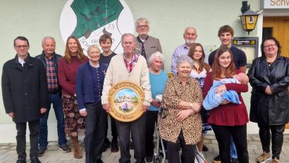 Bild: mab
Zusammen mit Familie und Vereinsvertretern waren auch Pfarrer Maximilian Moosbauer (links) und stellvertretende Bürgermeisterin Gabi Wittleben (Vierte von links) gekommen, um dem Jubilar Rudi Pelikan (vorne, Mitte) zu gratulieren.