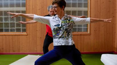 Bild: Franka Eichl
Hatha Yoga ist auch für Senioren und Personen mit körperlichen Einschränkungen geeignet, da viele Übungen angepasst werden können. Siglinde Burger ist seit 30 Jahren Yoga-Dozentin für die Volkshochschule Vohenstrauß.