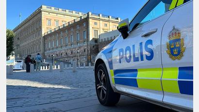 Bild: Steffen Trumpf/dpa
Ein Polizeiauto steht im Herzen von Stockholm vor dem Königsschloss. Nicht weit von dem Schloss entfernt befindet sich auch der Park Kungsträdgården. (Illustration)