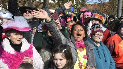 Archivbild: Petra Hartl
Der Ostbayerische Faschingszug (Symbolbild) schlängelt sich am Faschingssonntag, 8. Februar 2026, durch Schwandorf. Veranstalter sind die Nabburger Faschingsgesellschaft und die Lindania Schwandorf.