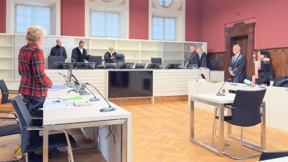 Bild: Leon Karwath
Showdown am Landgericht Amberg: Eine 23-Jährige wurde wegen Beihilfe zum Drogenhandel und Schusswaffenbesitz zu vier Jahren Haft verurteilt.