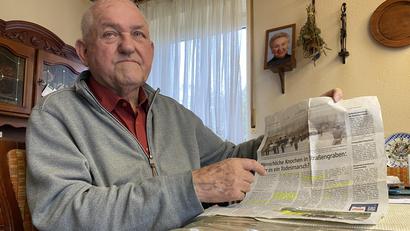 Bild: sbö
Hermann Götz sitzt an seinem Esstisch, in der Hand hält er den Artikel von Oberpfalz-Medien über die menschlichen Knochen bei Fronberg. Er hat ihn aufmerksam studiert und sogar einige Stellen markiert.