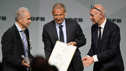 Bild: Arne Dedert/dpa
Bernard Dietz (l) wird von Jürgen Klinsmann und DFB-Präsident Bernd Neuendorf für die Ernennung zum Ehrenspielführer gratuliert.