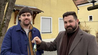 Bild: Julia Fienz, exb
Adrian Kuhlemann (links) bekommt nach Vertragsunterzeichnung vor Ort von Bürgermeister Sebastian Giering den Schlüssel für die Freizeitanlage. Der Neustädter Spitzenkoch übernimmt im nächsten Jahr die Bewirtung.