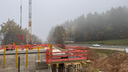 Bild: Heike Unger
Bei der B470 führt die Umleitung direkt neben der Baustelle vorbei, auf einer eigens gebauten Behelfsstraße, die später wieder abgerissen wird.
