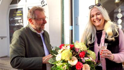 Bild: bkr
Mit einem Blumenstrauß wünschte zweiter Bürgermeister Hermann Schraml der Bürgermeisterkandidatin Daniela Wild viel Erfolg bei der Kommunalwahl in vier Monaten.
