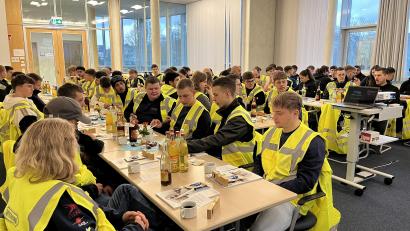 Bild: ABM Greiffenberger/exb
Witron-Azubis tauschen sich mit Kollegen bei ABM Greiffenberger in Marktredwitz aus.