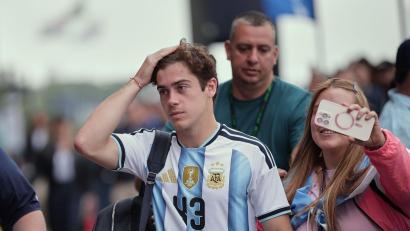 Bild: Ettore Chiereguini/AP/dpa
Franco Colapinto kommt im argentinischen Nationaltrikot an der Strecke in Interlagos an.