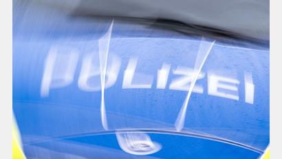 Bild: Soeren Stache/dpa
Polizeieinsatz in Altötting: Ermittler sichern Spuren nach einer blutigen Auseinandersetzung in einem Wohnhaus. (Symbolbild)