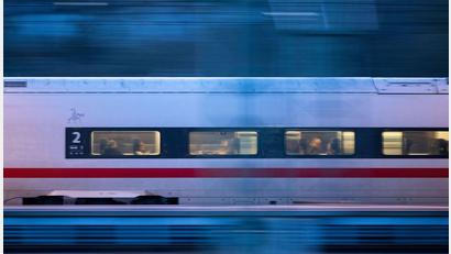 Bild: Marijan Murat/dpa
Ein Mann mit Sturmhaube sorgte in einem ICE nach München für einen Polizeieinsatz. (Symbolbild)