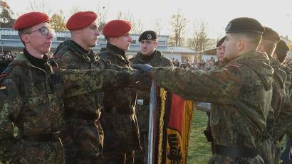 Bild: Hirsch
Die Soldaten gelobten, der Bundesrepublik Deutschland treu zu dienen und das Recht und die Freiheit des deutschen Volkes tapfer zu verteidigen.