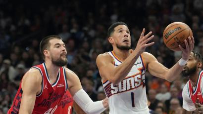 Bild: Ross D. Franklin/AP/dpa
Devin Booker (r.) erzielte 24 Punkte für Phoenix.