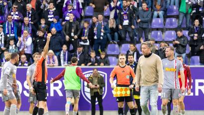 Bild: Sascha Janne
Jahn-Trainer Michael Wimmer (Zweiter von rechts) sah zuletzt in Aue die Rote Karte. Deswegen wurde der Coach für das Heimspiel gegen 1860 München am Sonntag auch mit einem Innenraumverbot belegt.