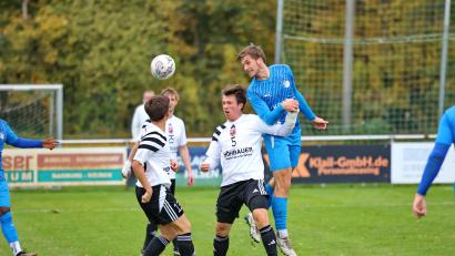 Bild: Dieter Jäschke
Auch gegen den FC Bad Kötzting müssen die Spieler des SC Luhe-Wildenau (weiße Trikots) am Samstag voll dagegenhalten.