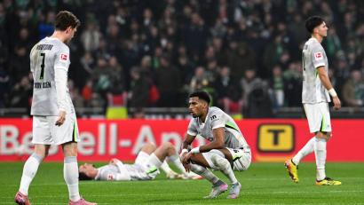 Bild: Carmen Jaspersen/dpa
Von späten Gegentoren geschockt: Wolfsburg verliert auch in Bremen.