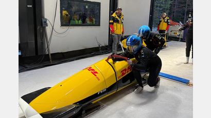 Bild: Jasmin Isken/BSD/dpa
Peking-Olympiasiegerin Laura Nolte (vorne) startet ihren Zweierbob mit Anschieberin Deborah Levi (hinten) auf der neuen Olympia-Bahn.