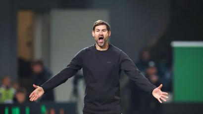 Bild: Daniel Karmann/dpa
Fürths Trainer Thomas Kleine in Aktion am Spielfeldrand.