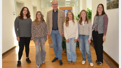 Bild: Dieter Jenß
Vorstellung des neuen Kemnather Christkindes Emma Schultes (Zweite von links) durch Bürgermeister Roman Schäffler und Nina Lang (rechts), zuständig für Stadtmarketing/Tourismus. Zum himmlischen Quartett gehören die Engel Kimberly Wehlmann (links) sowie Elena Groß (Dritte von rechts) und Mila König.