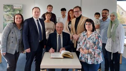Bild: Gemeinde Speichersdorf
Innenminister Joachim Herrmann trägt sich ins Goldene Buch der Gemeinde Speichersdorf ein.