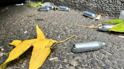 Symbolbild: Julia Kilian/dpa
Lachgas ist eine beliebte Partydroge - mit laut Experten gefährlichen Folgen für die Gesundheit.