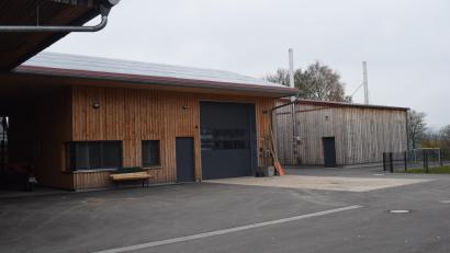 Bild: bnr
Als letztes von mehreren neuen Gebäuden der Gemeinde konnten im Frühjahr der neue Bauhof und das Heizkraftwerk in Betrieb gehen.