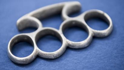 Symbolbild: Malte Christians
In Kümmersbruck werden drei Jugendliche mit einem Schlagring und Drogen erwischt. Die Polizei ermittelt.