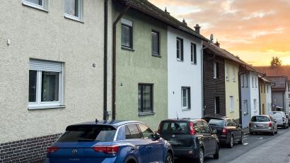 Bild: Petra Hartl
Die Anwohner der Dientzenhoferstraße in Amberg sind äußerst verärgert über die neue Regelung, dass die Autos links über den Bordstein parken. Für sie ergibt sich daraus eine ganze Reihe an Problemen.