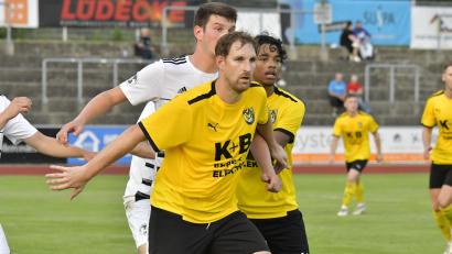 Archivbild: Hubert Ziegler
Spielertrainer Mario Zitzmann und der FC Amberg stehen in der Bezirksliga Nord momentan auf dem ersten Platz. Vor dem Topduell gegen den 1. FC Wernberg hat er sich den Fragen von Oberpfalz-Medien gestellt.