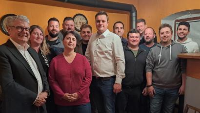 Bild: wel
Der Vorsitzende der FW Teunz, Florian Spießl (Mitte), stellt sich zur Wahl für das Bürgermeisteramt. Ihm zur Seite stehen die Kandidatinnen und Kandidaten für den Gemeinderat sowie auch Landtagsabgeordneter Martin Scharf (links)