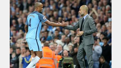 Bild: Martin Rickett/Press Association/dpa
Vincent Kompany (l) und Pep Guardiola verbindet eine besondere Beziehung. (Archivbild)