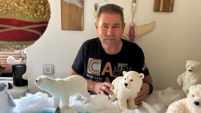 Bild: ck
Die Vorfreude ist ihm ins Gesicht geschrieben: Alfred Moritz wird sein "Weihnachtshaus" in der Leuchtenbergerstraße 12 in Pleystein heuer erstmals für Gäste zugänglich machen. Wer sich bei ihm anmeldet, kann von Freitag, 28. November, bis Sonntag, 30. November, jeweils von 16 bis 21.30 Uhr eine Eisbärenlandschaft, ein kleines Weihnachtsdorf und vieles mehr entdecken.