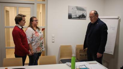 Bild: Bernhard Piegsa
Als neue Gemeinderatsmitglieder wurden Lukas Przetak und Corinna Bauernfeind von Bürgermeister Thorsten Hallmann (von links) auf Grundgesetz, Landesverfassung und Wahrung der gemeindlichen Selbstverwaltungsrechte vereidigt.