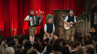 Bild: Jan Saurer - Monacoshots
Vom Oberbibracher Schützenhaus direkt ins Münchner Hofbräuhaus: Am Sonntag, 5. Oktober, ist der Horrido-Express bei „Brettl- Spitzen“ um 20.15 Uhr im Bayrischen Fernsehen zu sehen.