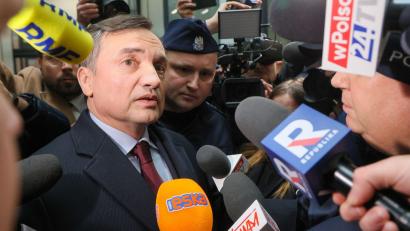 Bild: Rafal Guz/PAP/dpa
Polens früherer Justizminister Zbigniew Ziobro, den die Staatsanwaltschaft festnehmen will. (Archivbild)