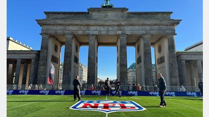 Bild: Jordan Raza/dpa
Am Brandenburger Tor ist ein Flag-Football-Field aufgebaut.