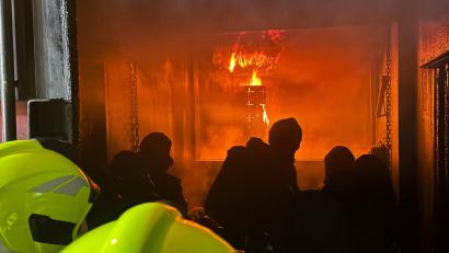 Bild: Gabi Schönberger
Im Brandübungscontainer wird ein Zimmerbrand realistisch nachgestellt. So können die Feuerwehrkräfte praxisnah üben, wie ein Feuer im Innenraum zu bekämpfen ist. Die Temperaturen können bis zu 700 Grad Celsius erreichen.