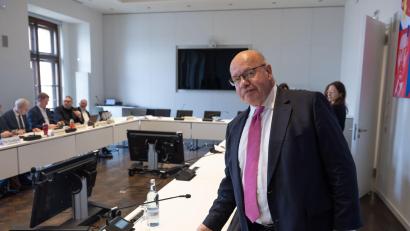 Bild: Ulrich Perrey/dpa
Peter Altmaier, früherer Chef des Bundeskanzleramts, war als Zeuge vor dem Untersuchungsausschuss zur Stiftung Klima- und Umweltschutz MV in Schwerin geladen.