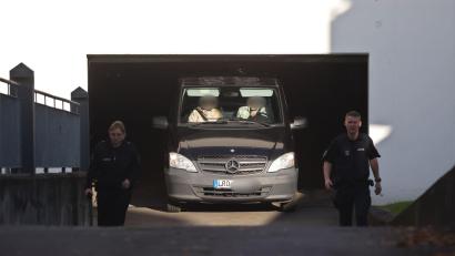 Bild: Danny Gohlke/dpa
Im Amtsgericht Rostock wurde der Verdächtigen der Haftbefehl verlesen. Danach verließ ein Fahrzeug die Tiefgarage.