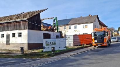 Bild: ld
Der Abriss des Stalles am ehemaligen Lindner-Anwesen wird das Ortsbild am unteren Ende der Fichtelberger Straße gravierend - wenn auch nur vorübergehend - verändern. Das Wohnhaus bleibt bestehen und soll umgebaut werden. Der Förderbescheid wird bald erwartet.
