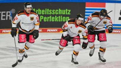 Bild: Peter Kneffel/dpa
Nach seinem Tor gegen Lettland verletzte sich Dominik Kahun (M.) und kann beim Deutschland Cup nicht mehr spielen.