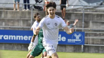 Archivbild: Hubert Ziegler
Der Moment, in dem der "waschechte" Gebenbacher Konstantin Plankl sein erstes Tor für die DJK in der Bayernliga geschossen hat: Beim 7:0-Kantersieg gegen Würzburg steuerte der 19-Jährige den vierten Treffer bei.