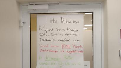 Bild: nic
An einer Tür des MVZ Tirschenreuth hängt dieses Plakat mit der Aufschrift, dass wegen "interner technischer Probleme nur eingeschränkt Behandlungen durchgeführt werden".
