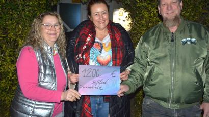 Bild: jr
1200 Euro an eingegangenen Spendengeld übergeben Uschi (links) und Wolfgang Fleischer (rechts) an Birgit Bleistein (Mitte) vom Verein „Stiftland-Sternenkinder“. Das Geld ist bei der sechsten Halloween-Party in Fleischers Garten für den guten Zweck gesammelt worden.