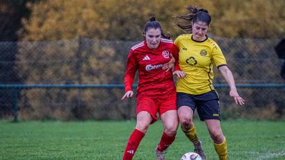 Archivbild: Hannah Dirscherl
Für Eileen Frost (links) und den TSV Theuern geht's am Sonntag zum FFC Hof.