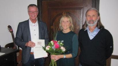 Bild: fg
Bürgermeister Hermann Falk und Personalratsvorsitzender Christian Horn gratulieren Evelyn Högl zum 40 -jährigen Dienstjubiläum-