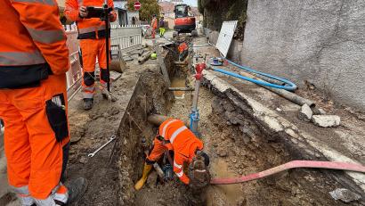 Bild: Petra Hartl
Schmutzige Angelegenheit: Stadtwerke-Mitarbeiter erneuern bis Mitte Dezember auf rund 120 Meter Länge die Wasserleitung in der Brauhausgasse.