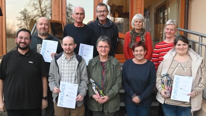 Bild: gf
Gebietsleiter Navid Hussain (links, vorne) und Betriebsratsvorsitzender Andreas Kehl (hinten, Mitte) dankte den langjährigen Zeitungszusteller (von links, vorne) Alexander Wendel, Kirsten Goldbach, Rosi Mutzbauer, Karin Flierl, (von links, hinten) Thomas Kummer, Gerhard Herbst, Roswitha Maul und Betti Kellermann.