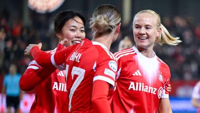 Bild: Sven Hoppe/dpa
Pernille Harder (r) traf für die Bayern-Fußballerinnen beim 4:0 gegen Union.