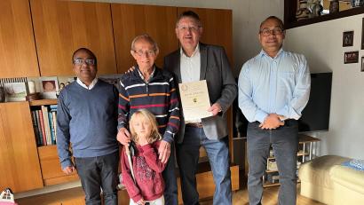 Bild: Stefanie Gradl
Dem Jubilar Karl Stubenvoll (Zweiter von links) gratulierten (von links): Pfarrer Hrudaya Mandanu, Bürgermeister Hans-Martin Schertl, Pater Jimmy und Enkelin Matilda.